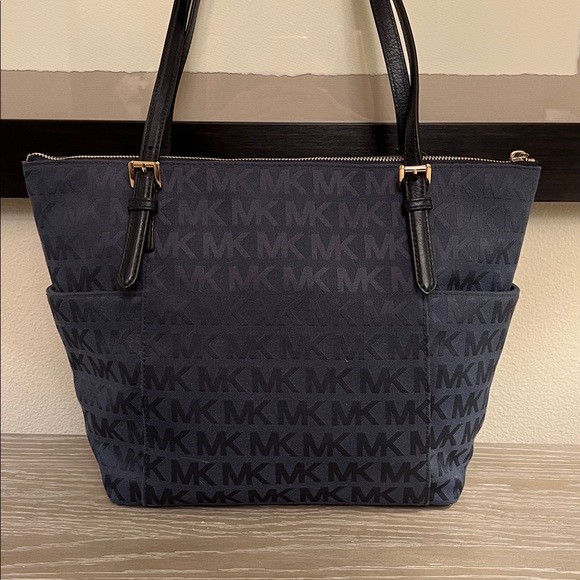 Michael Kors Jet Set Logo Pocket Tote in Navy Signature Print Canvas. - Picture 5 of 11